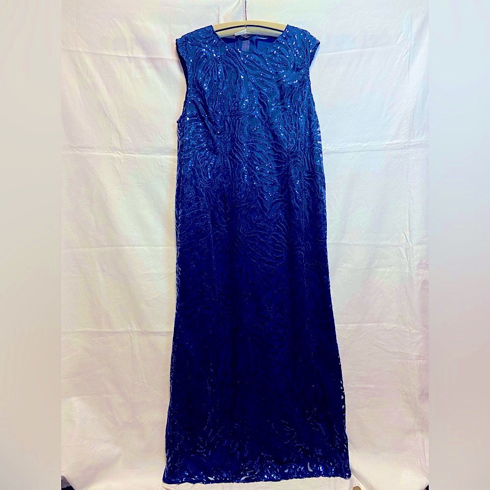Gorgeous dark/navy blue sequinned gown 👗